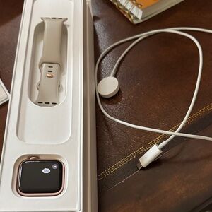 Apple Watch SE 40mm Rose Gold with Beige Band